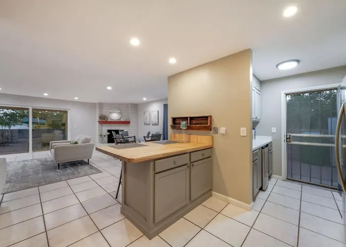 Golf, 4 Bedroom 3 Ba, Guest Suite, Fenced, East